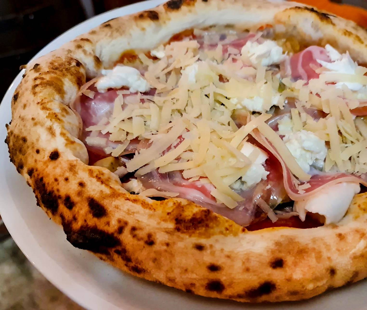 Pizzeria con forno a legna a Nuoro